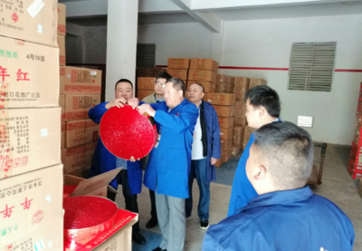畢節市市場監管局赴大方縣開展危化品及煙花爆竹安全監管專項檢查，強化日用雜品銷售環節安全責任